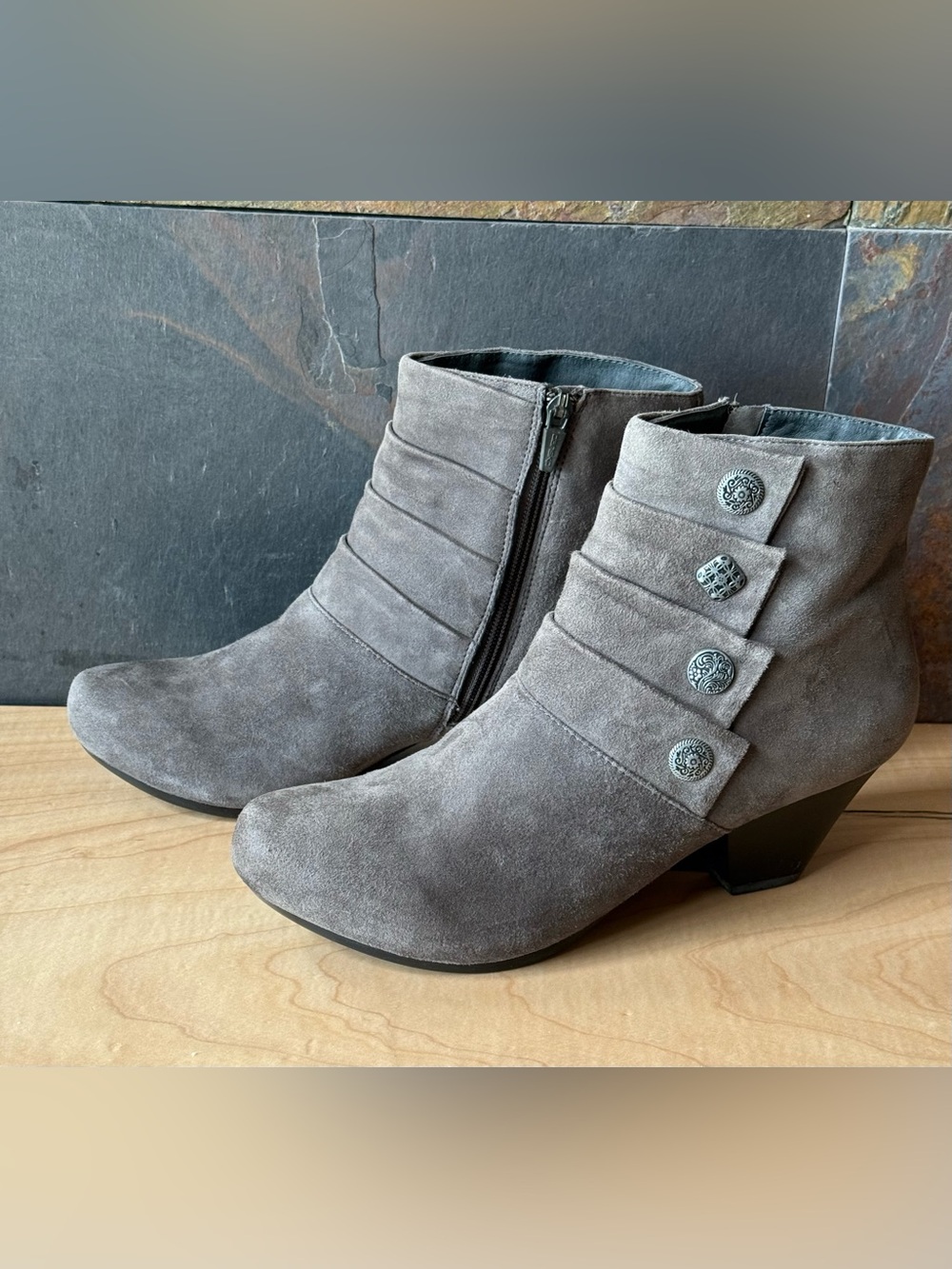 Dansko Baker Kid Suede Button Concho ankle boots, gray, sz 41. EUC